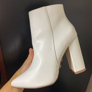 WHITE BOOTIES